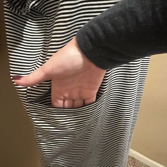 Black and White Striped V-Neck Short Dolman Sleeve Knit Lounge Dress, size XS - Picture 4 of 6